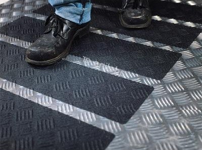 7100153676 Safety Walk 4 X 60Blk Hduty 77 | 3M Marine